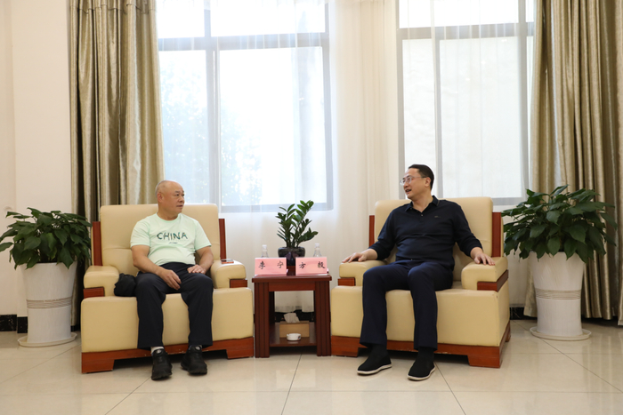 方毅会见李宁。