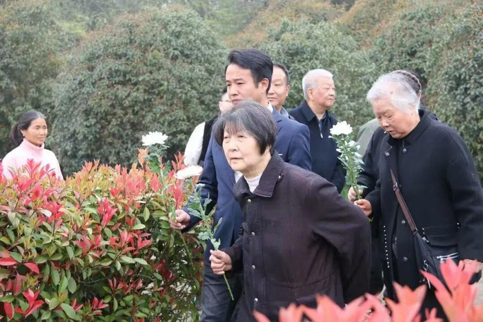 △陈佩芳老人走向陈琳烈士的墓碑前献花。