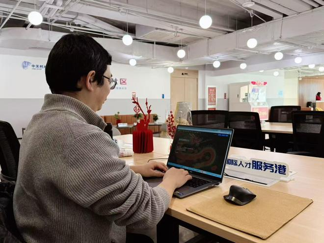 ▲苏魁正在园区办公 受访者供图