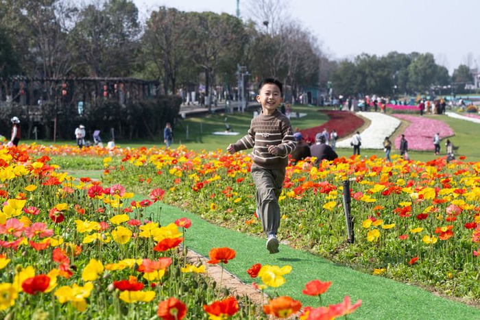  3月14日，小朋友在武汉花博汇赏花玩耍。新华社记者 肖艺九 摄