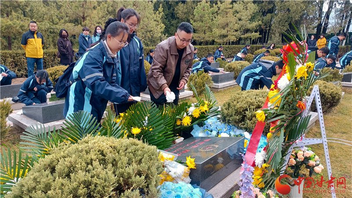 兰州师生祭奠陈红军烈士