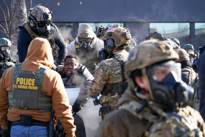  1月24日，美国明尼苏达州明尼阿波利斯市，美国执法人员将一名受伤的抗议者抬上皮卡车。 IC Photo