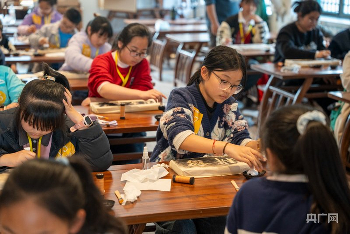 学生在黟县体验拓印技艺（央广网发  黟县徽黄旅游集团供图）
