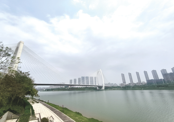     昨日,南宁天空云层较厚。    本报记者宋延康 摄