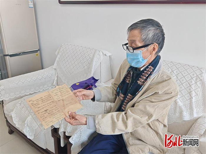 4月1日，在华北军区烈士陵园的会客室内，烈士谷岩秀的儿子谷卫平向大家展示家书内容。河北日报记者 高珊摄