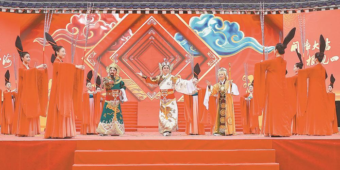文化节开幕式演出气势不凡。戴园笙 摄