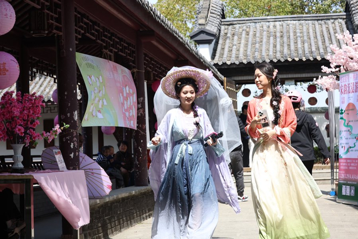 市民穿着汉服参加桃花节。李茂君 摄