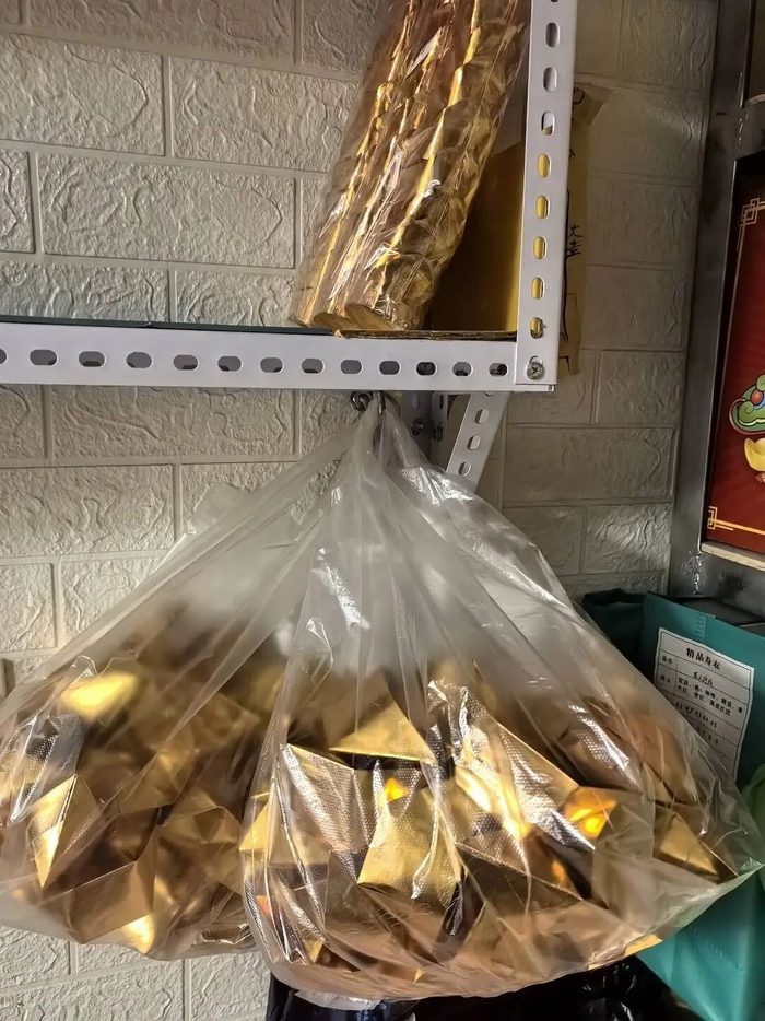 “丧葬一条龙”店主黄老板的“金元宝”剩余较少