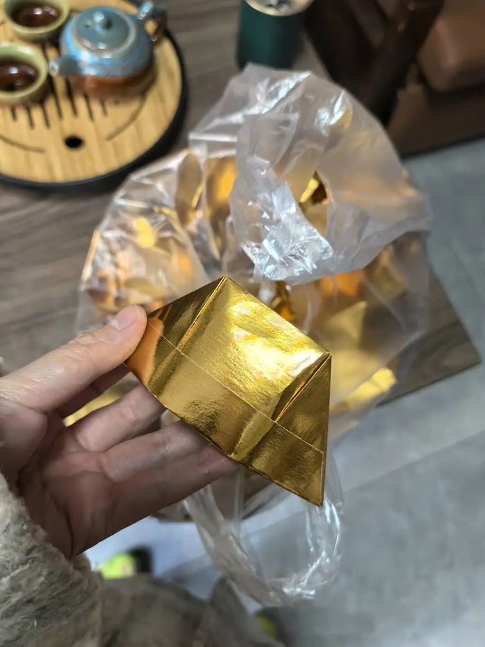 丧葬一条龙用品店里的锡箔纸“金元宝”
