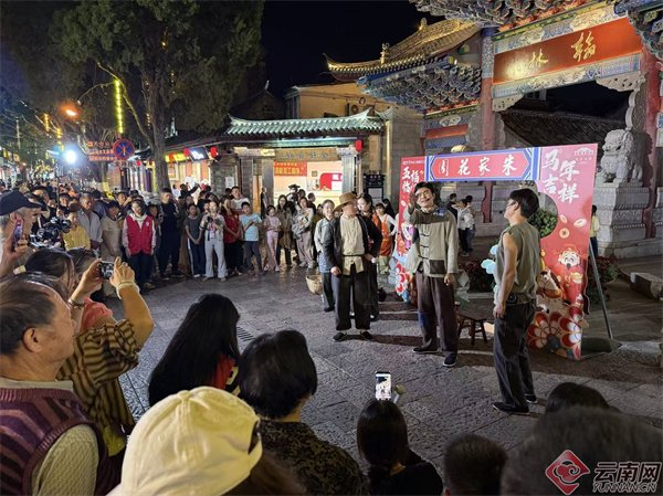 建水古城夜晚的情景演出吸引众多游客围观