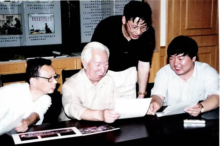 图为潘祖仁指导研究生