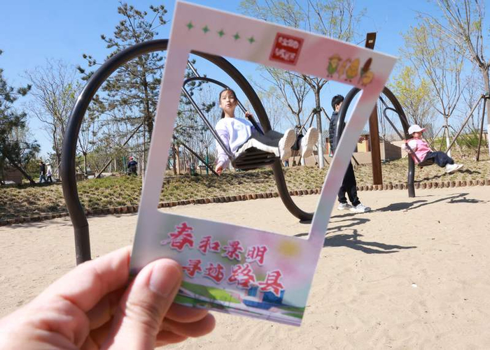 游客可手持打卡框拍摄春景。新京报记者 郭延冰 摄