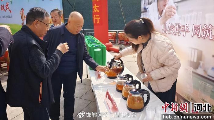 图为嘉宾在连翘啤酒品鉴区体验。 康金 摄