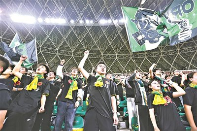 图为球迷在为贵州贵阳竞技加油。     贵阳日报融媒体记者 张晨 摄