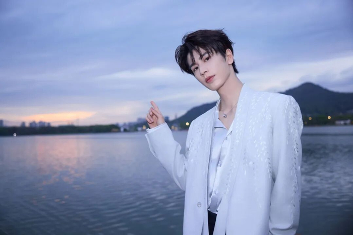 内容来源：@张凌赫z、@张凌赫工作室official、南方都市报