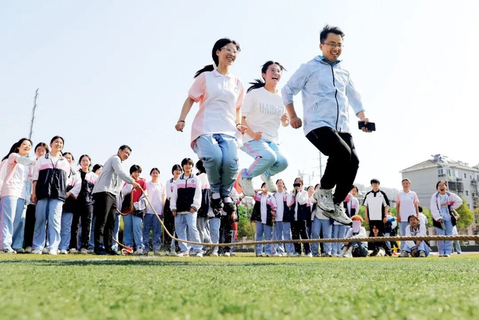 2024年5月28日，安徽省淮北市第十二中学的师生一起参加跳绳活动。本文图/视觉中国