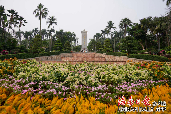 4月5日清明节，海口市人民公园内的海南革命烈士纪念碑前庄严肃穆。海南日报全媒体记者 李天平 摄