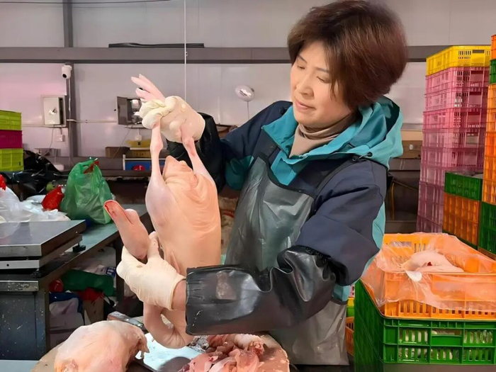 清明鹅，在小长假里备受青睐。 记者 周晖 摄