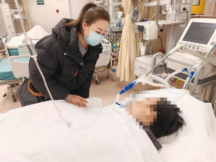 华泾镇印象旭辉居委会社区干部探访邓女士