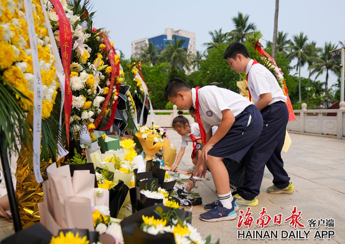 4月5日清明节，少先队员们在海南革命烈士纪念碑前敬献鲜花。海南日报全媒体记者 李天平 摄