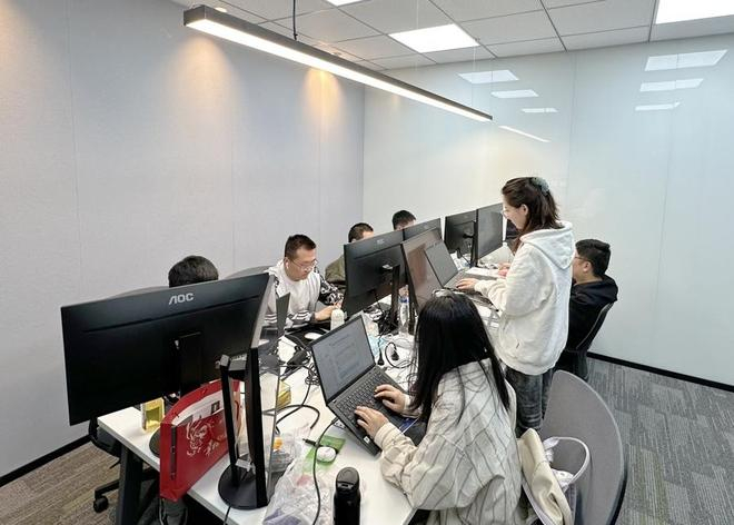 团队技术攻坚工作照。受访者供图