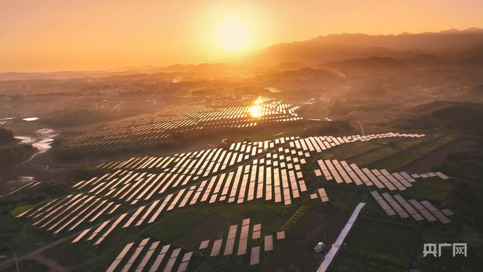余晖下的化德光伏电站（央广网发  化德县融媒体中心供图）