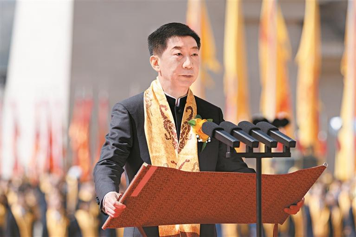 陕西省省长赵刚恭读祭文。 陕西日报记者 陈玮摄