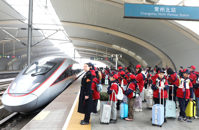 2026年4月1日，学生们乘坐高铁外出旅行。图源：新华社