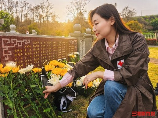 长沙市红十字遗体和人体器官捐献纪念广场，杨丽红在为器官捐献者献花。受访者供图​​