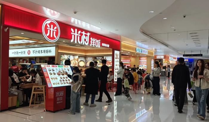 商场餐饮门店迎来客流高峰。郭文静摄