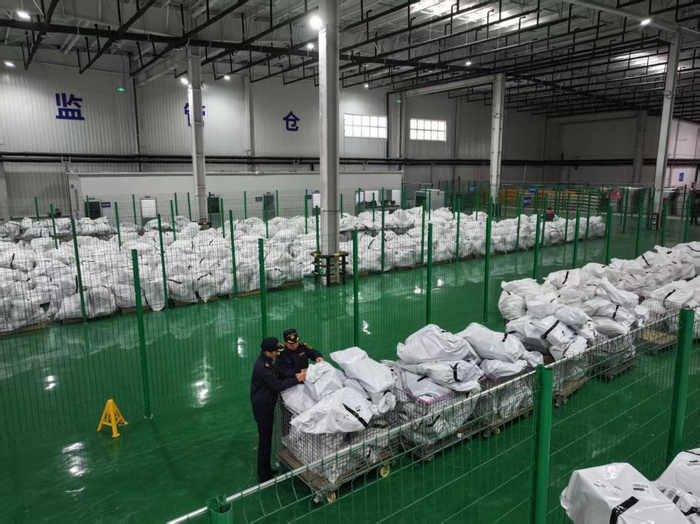 前置监管仓极大地提高了监管和物流时效，“找货”不再成为难事（央广网发  威海海关供图）