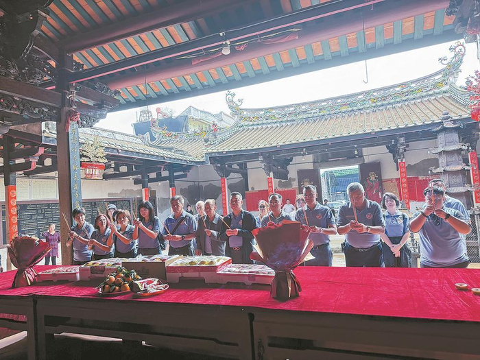 来自马来西亚雪隆李氏宗亲会的侨胞在李氏大宗祠祭祖。  本报记者 汪洁 通讯员 沈婉玲 摄