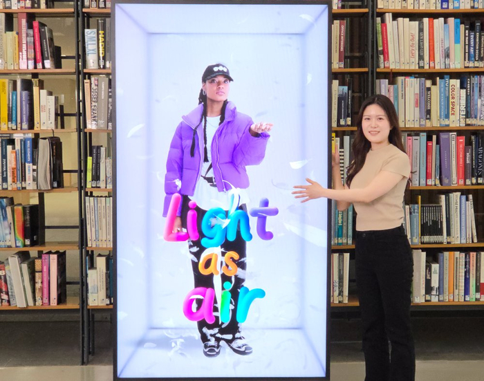 ▲ Yujin Nam分享了团队如何通过大量试验，做到以3-4毫米纤薄材料实现500毫米视觉纵深。