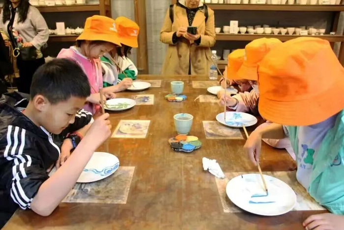  △景德镇古窑民宿博览区的玩陶作坊。