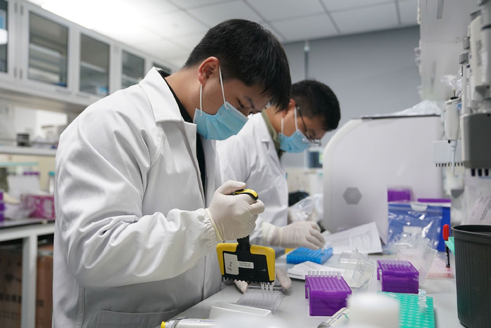 在信达生物制药（苏州）有限公司，实验人员提取信使核糖核酸。资料照片