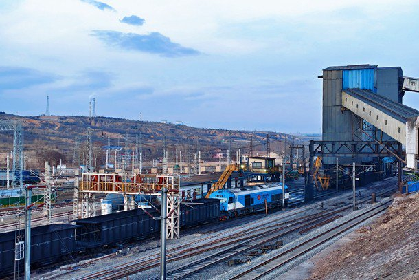 列车在新朔铁路点岱沟站场装车作业。