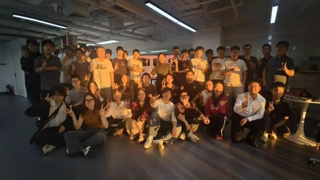 共绩科技团队合影  图源：共绩科技