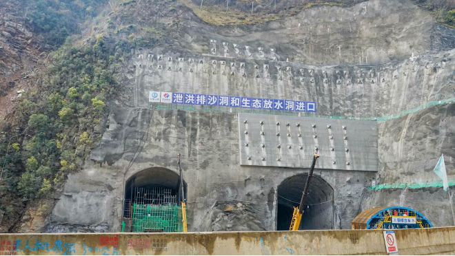 ▲建设中的山阳抽蓄电站泄洪排沙洞和生态放水洞进口 摄影：袁向南