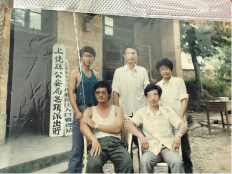 ▲徐庭军（前排左一）在皂头派出所前与同事合影。 受访者供图