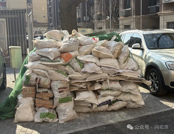 ​玉桥街道某小区装修垃圾堆积多日/记者· 摄