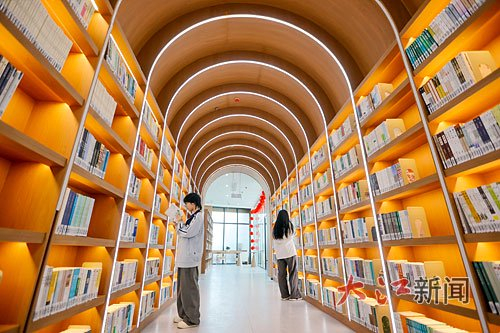 4月4日，峡江县，读者在阅读书籍。特约通讯员 陈福平摄