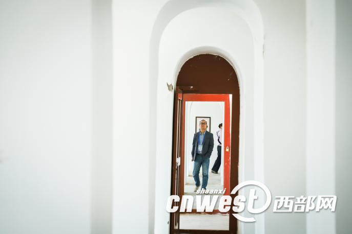 媒体团成员在鲁艺旧址参观