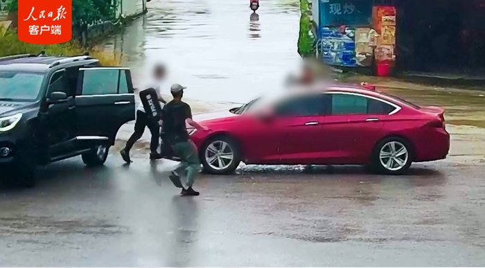 图为缉毒民警拦车抓捕毒贩