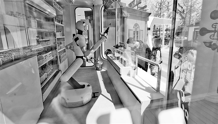 　　近日，机器人售卖亭全新亮相河南郑州街头，可自主完成商品展示、扫码点单、精准取货等全流程服务，吸引市民纷纷驻足打卡体验。图为4月6日，郑州金水区正弘城广场，智能机器人为顾客提供服务。