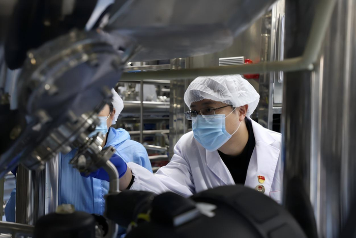 图注:公证员在溯源生产车间现场进行取证