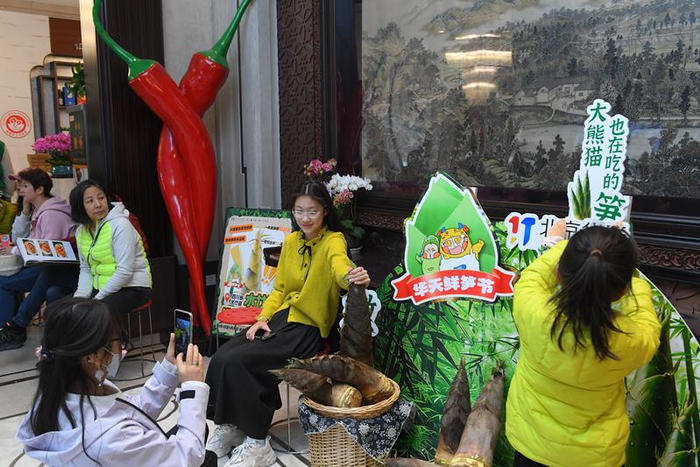 踏青出游、春菜上市，清明假期，北京餐饮消费迎来小高峰。受访者供图