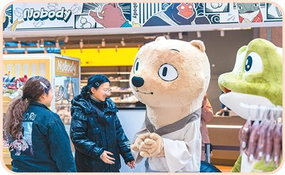 　　江苏省苏州工业园区，消费者在浪浪山小妖怪主题快闪店内打卡选购。