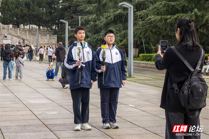 老师给学生拍照留念。图/林维平