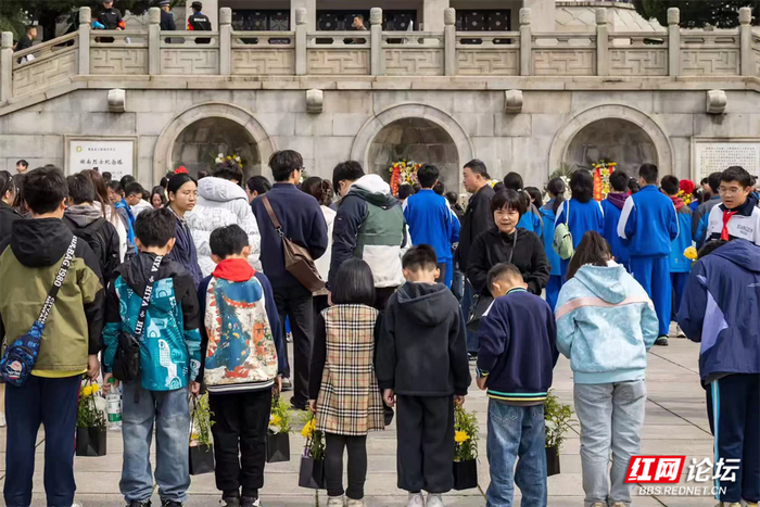 人们向英烈虔诚致哀。图/林维平