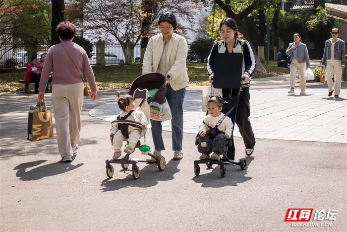 妈妈推着小孩到烈士纪念塔参观。图/林维平